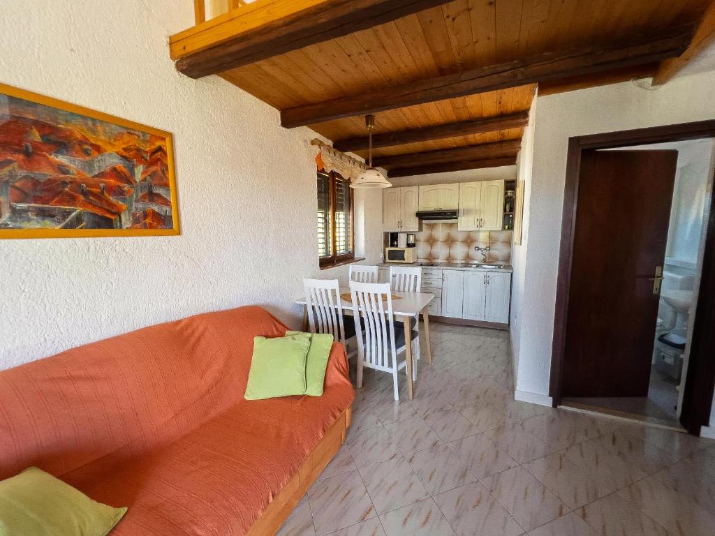 salon z kanapą i kuchnią w obiekcie Apartament Onda w mieście Funtana