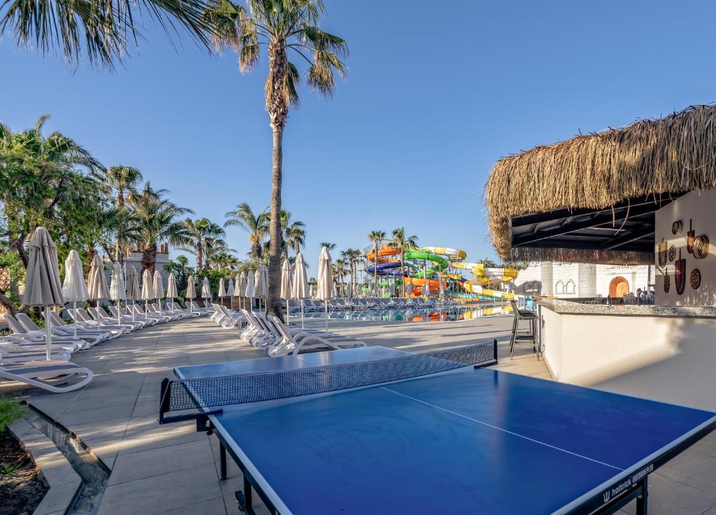 Stolní tenis v ubytování Belek Beach Resort Hotel nebo okolí