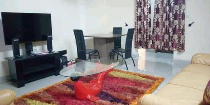 sala de estar con mesa de cristal y sofá en DREAM'S HOUSE BONAMOUSSADI , STUDIO, en Douala