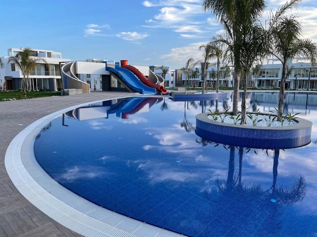 einen Pool mit Rutsche in einem Resort in der Unterkunft Luxury 2-bedroom condo with a private rooftop area in Boghaz