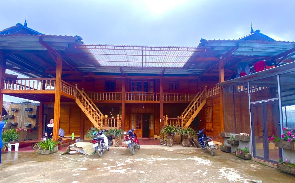 a building with three motorcycles parked in front of it at A Phủ Home’s in Bắc Yên