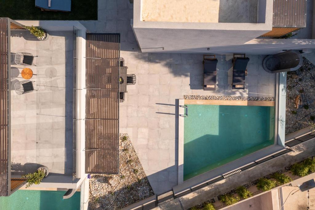 Bazén v ubytovaní Paligremnos Residences, a Beachside Retreat, By ThinkVilla alebo v jeho blízkosti