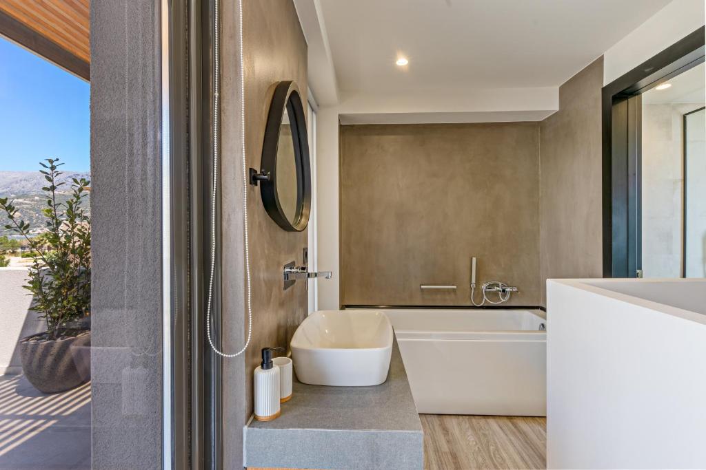 Kúpeľňa v ubytovaní Paligremnos Residences, a Beachside Retreat, By ThinkVilla