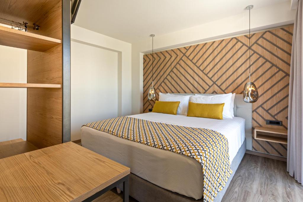 Posteľ alebo postele v izbe v ubytovaní Paligremnos Residences, a Beachside Retreat, By ThinkVilla