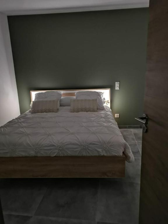 Łóżko lub łóżka w pokoju w obiekcie Villa L'Alba BASTIA by Location-tourisme-corse
