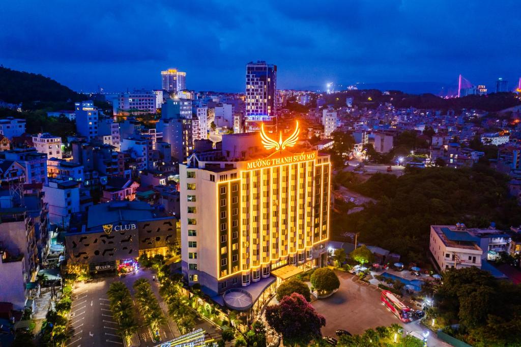 vista sulla città di notte di Mường Thanh Holiday Suối Mơ Hạ Long a Ha Long