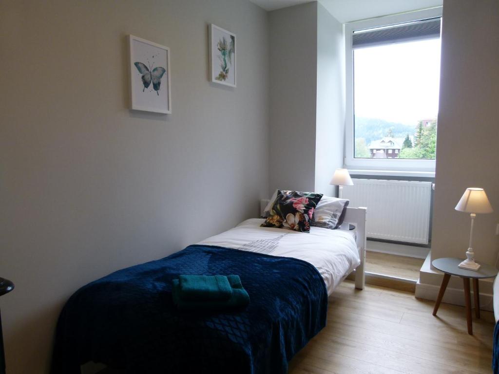 Posteľ alebo postele v izbe v ubytovaní Apartament BB z widokiem na Krynicę