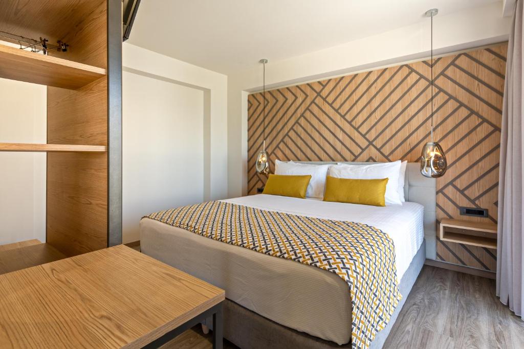 Posteľ alebo postele v izbe v ubytovaní Paligremnos Residences, a Beachside Retreat, By ThinkVilla