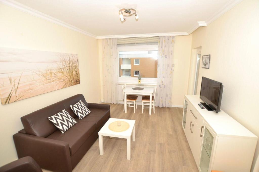 ein Wohnzimmer mit einem Sofa und einem Tisch in der Unterkunft Appartement 162 in Westerland