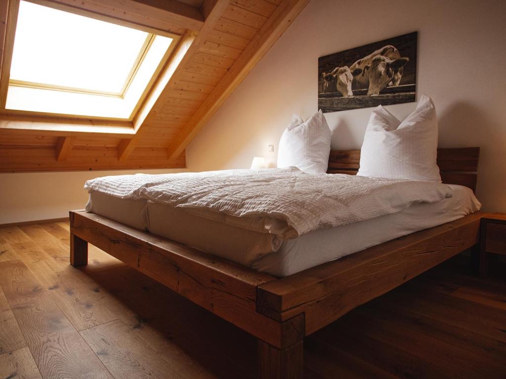 um quarto com uma cama grande e uma janela em Ferienhof Kohler em Bichl