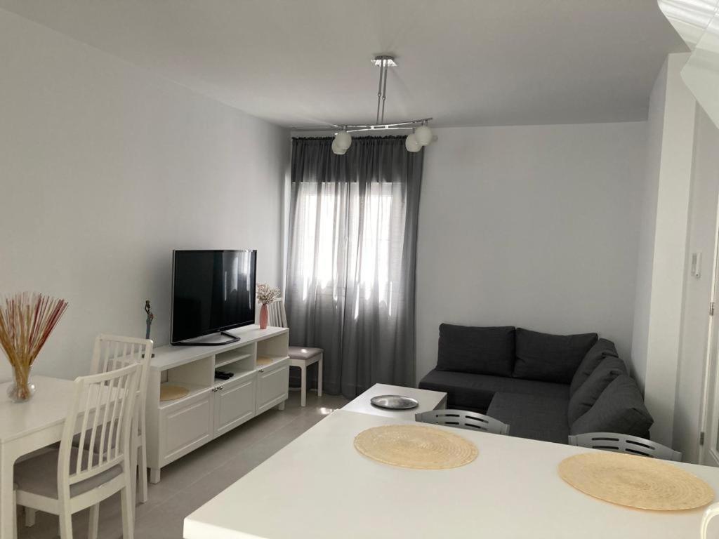 Televízia a/alebo spoločenská miestnosť v ubytovaní APARTAMENTO SAN JUAN