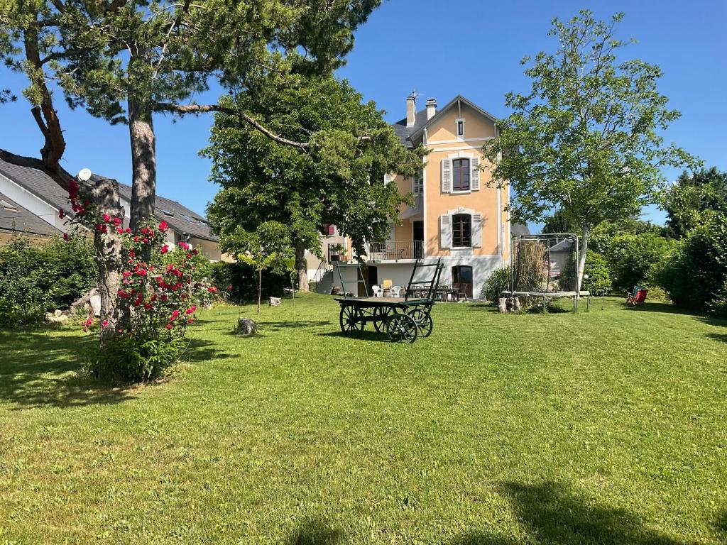 um quintal com um banco em frente a uma casa em Gîte de Myans em Myans