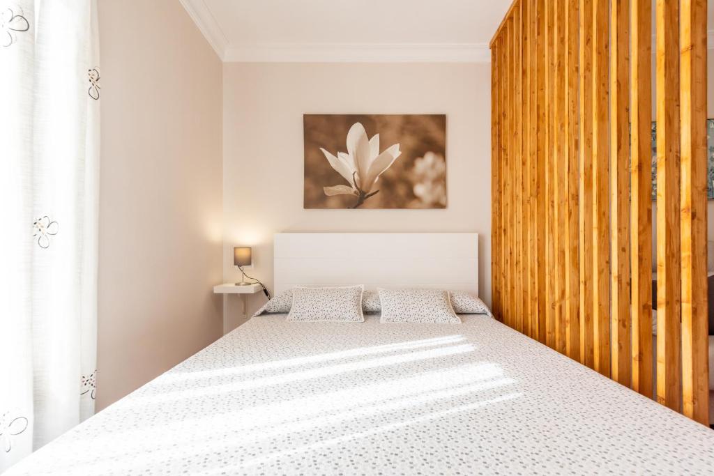 Łóżko lub łóżka w pokoju w obiekcie Casa Angelita Caminito del Rey, Dúplex con terraza en el centro de Andalucía
