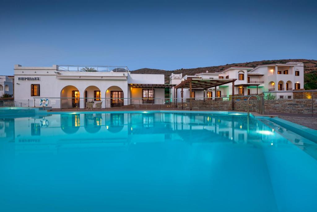 duży basen przed domem w obiekcie Niriides Apartments w mieście Kipri