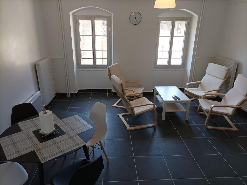 poczekalnia z krzesłami i stołami w pokoju w obiekcie O'Couvent - Appartement 80m2 - 2 chambres - A331 w mieście Salins-les-Bains