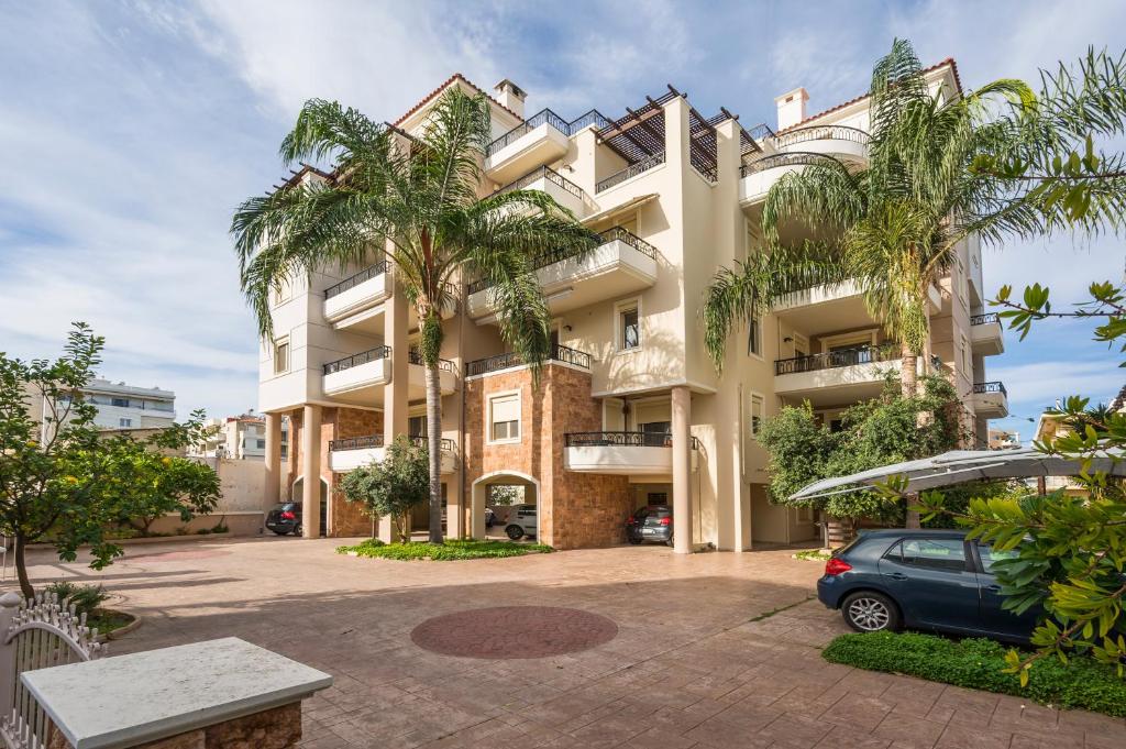 ハニア・タウンにあるLuxury Coastal Retreat, Mountain View Balcony with Palm Trees & Parkingの建物の前に車が駐車されている