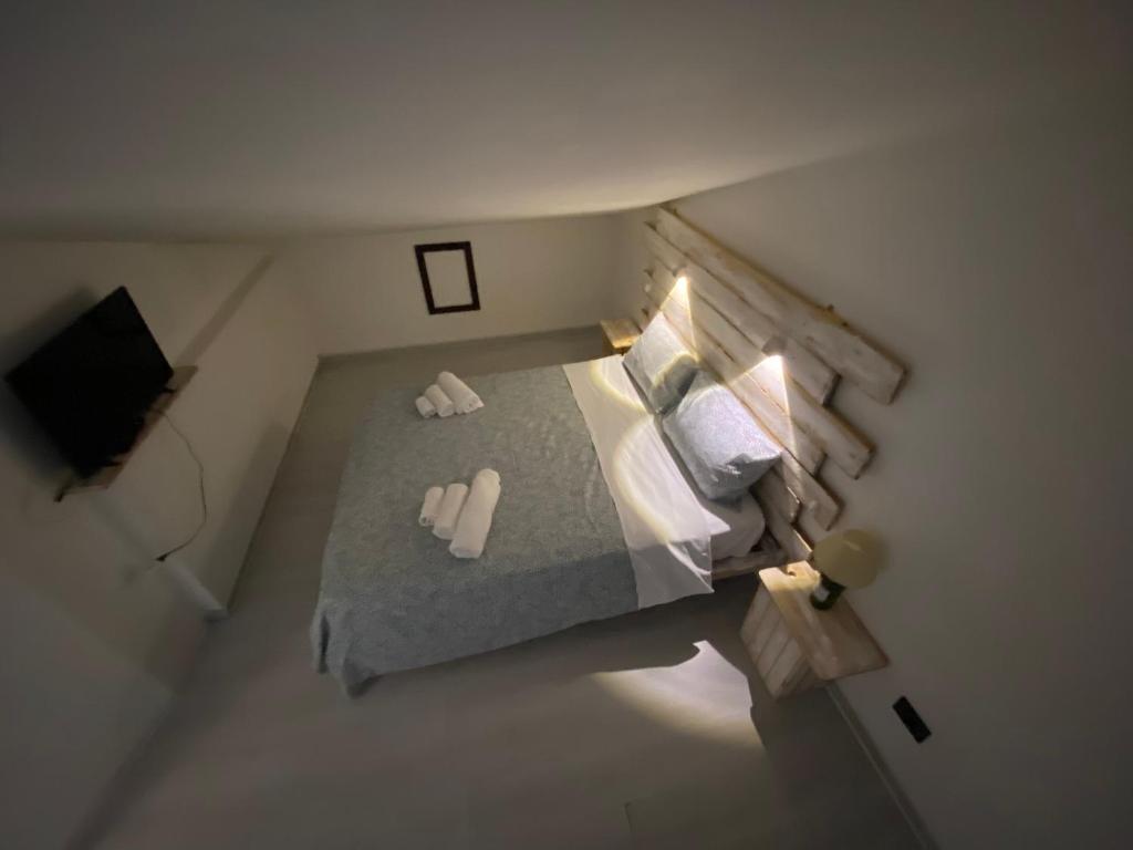 an overhead view of a bed in a room at Mansarda 13 in Salerno