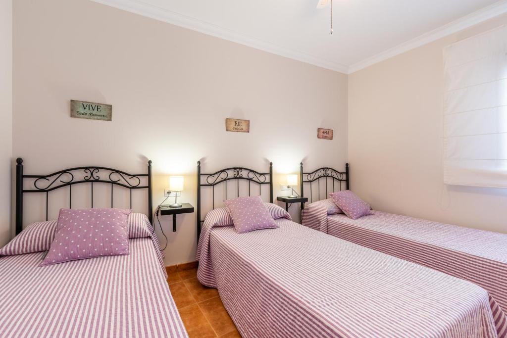 Łóżko lub łóżka w pokoju w obiekcie Casa Angelita Caminito del Rey, Dúplex con terraza en el centro de Andalucía