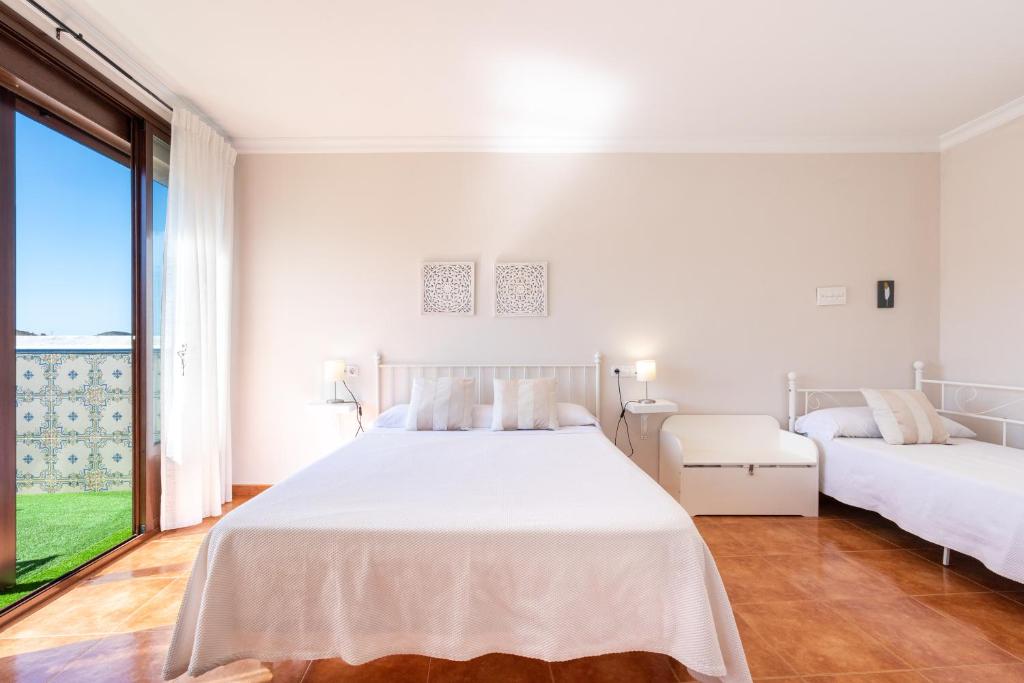 Łóżko lub łóżka w pokoju w obiekcie Casa Angelita Caminito del Rey, Dúplex con terraza en el centro de Andalucía