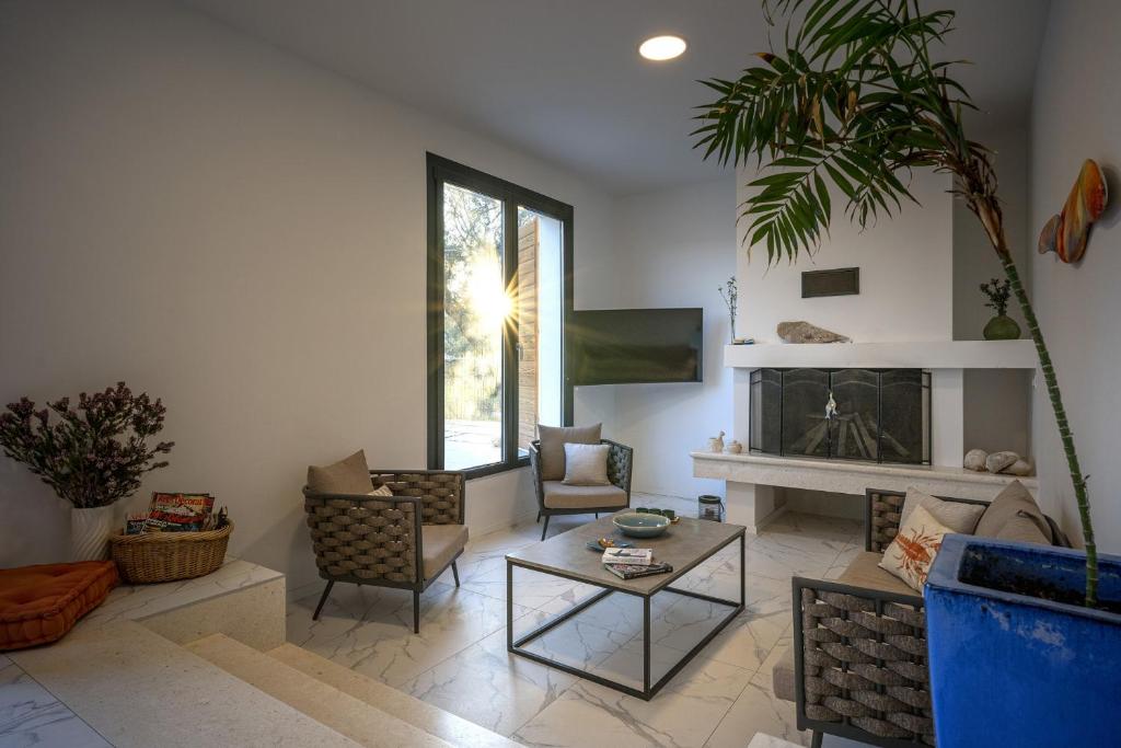 salon z kanapą i kominkiem w obiekcie Hvar Cricket House Pakleni island w Hvarze
