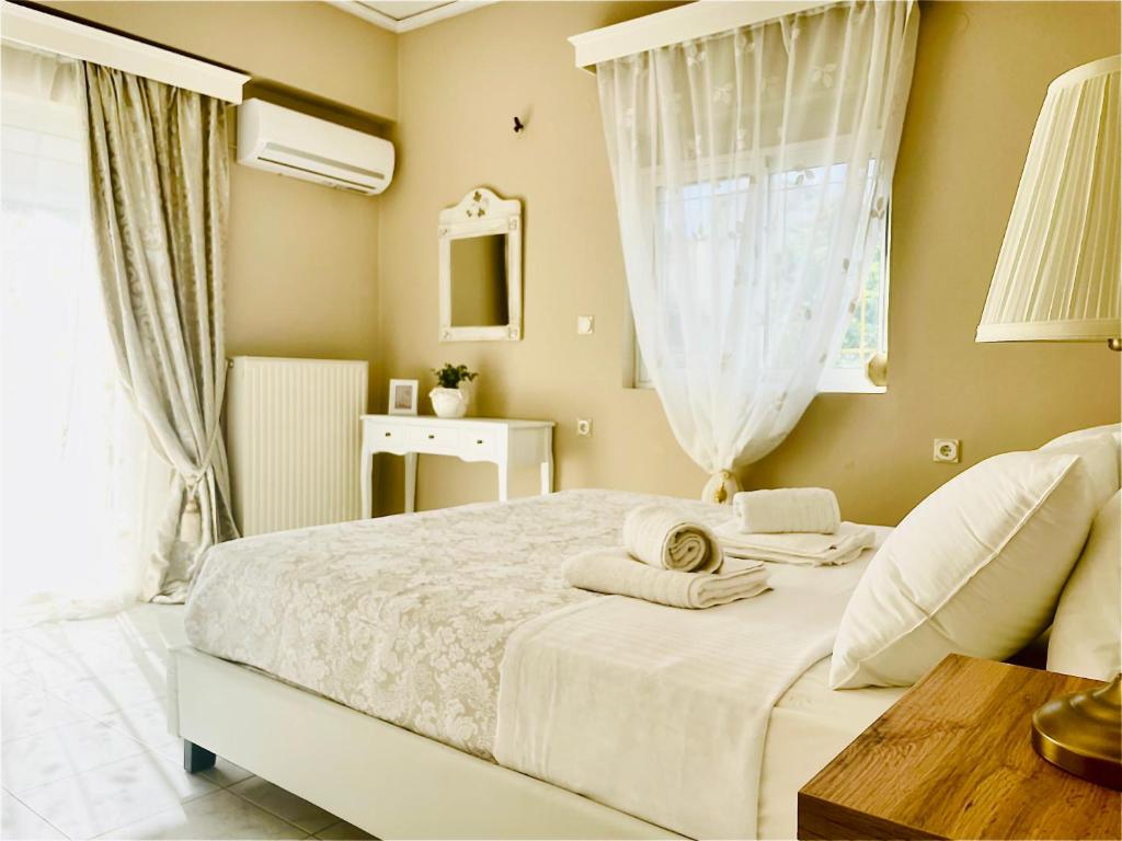 Postel nebo postele na pokoji v ubytování Christina_Apt