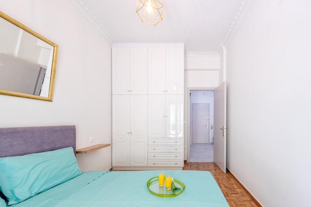 Postel nebo postele na pokoji v ubytování Agatha's Flat - Corfu Town central apartment