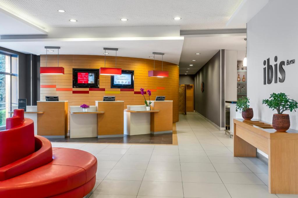 Uma TV ou centro de entretenimento em Ibis Bursa