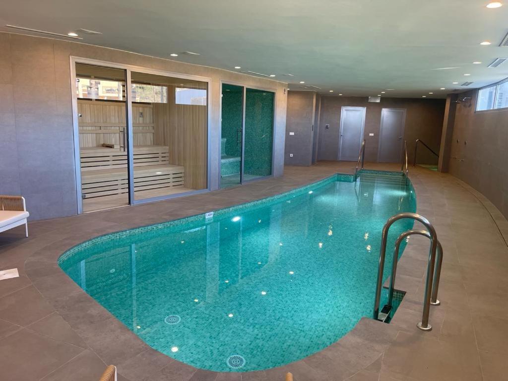 Bazén v ubytovaní High end large ground floor with luxury private pool and sea views alebo v jeho blízkosti