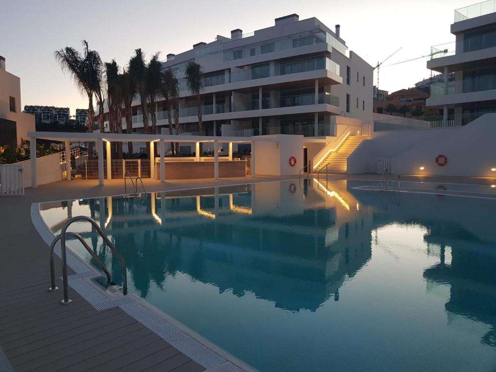Bazén v ubytovaní High end large ground floor with luxury private pool and sea views alebo v jeho blízkosti
