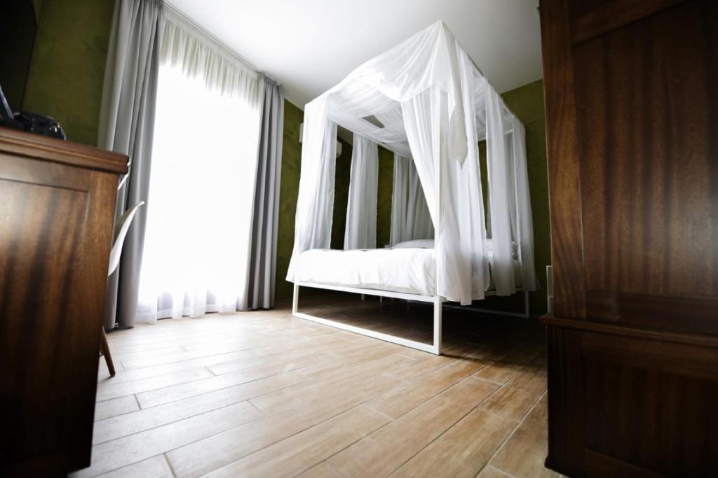 Rúm í herbergi á Quaint Boutique Hotel Nadur