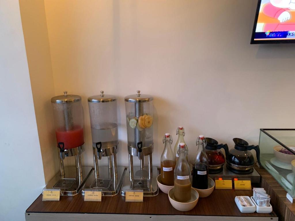 Příslušenství pro přípravu čaje a kávy v ubytování Hayo Hotel Palembang