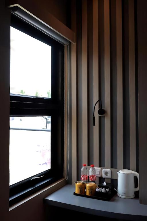 Příslušenství pro přípravu čaje a kávy v ubytování Hayo Hotel Palembang