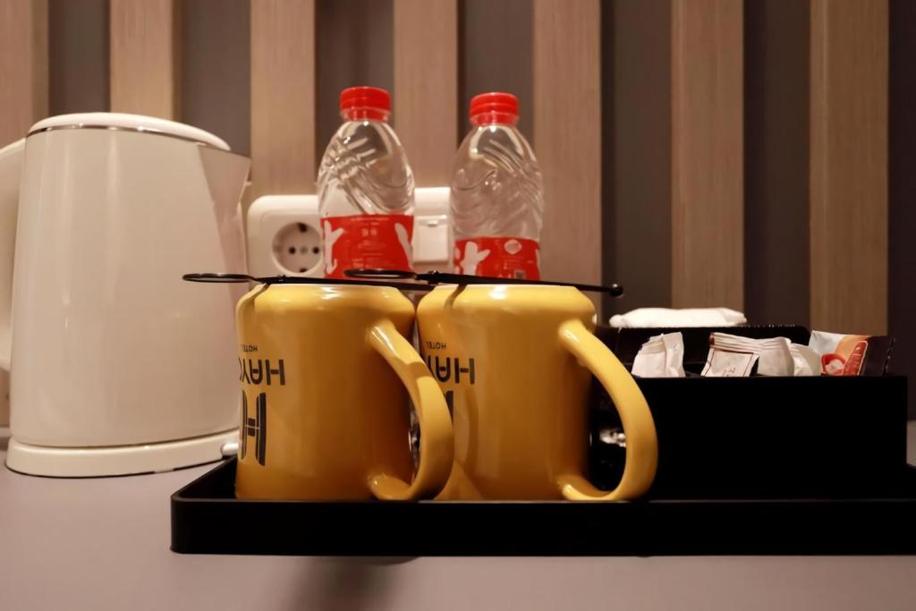 Příslušenství pro přípravu čaje a kávy v ubytování Hayo Hotel Palembang