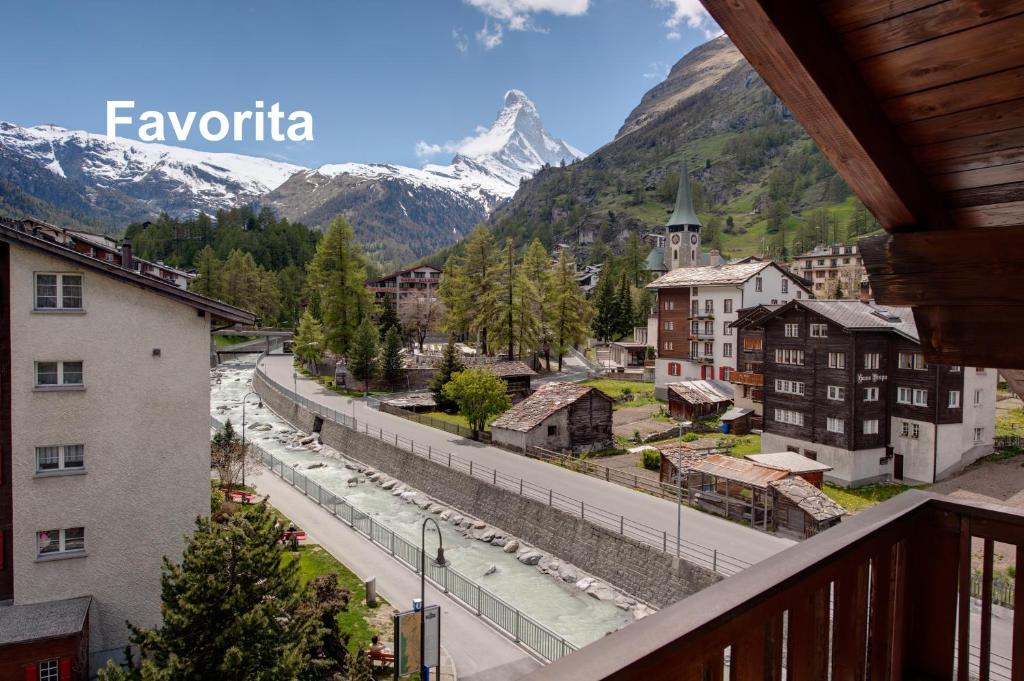 - Balcón con vistas a una ciudad con montaña en Swissflair Apartments, en Zermatt