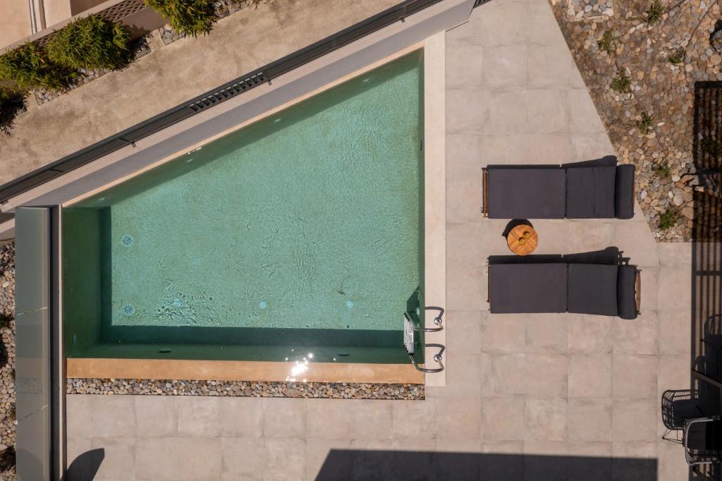 Bazén v ubytovaní Paligremnos Residences, a Beachside Retreat, By ThinkVilla alebo v jeho blízkosti