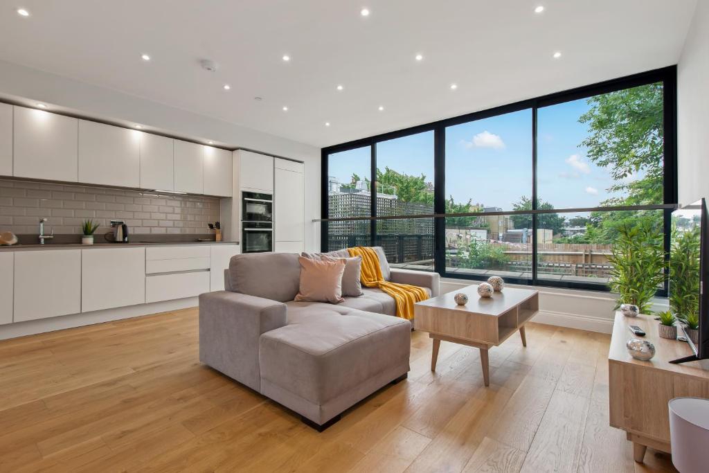 Ein Sitzbereich in der Unterkunft Dalston Three Bed Apartment by MySquare