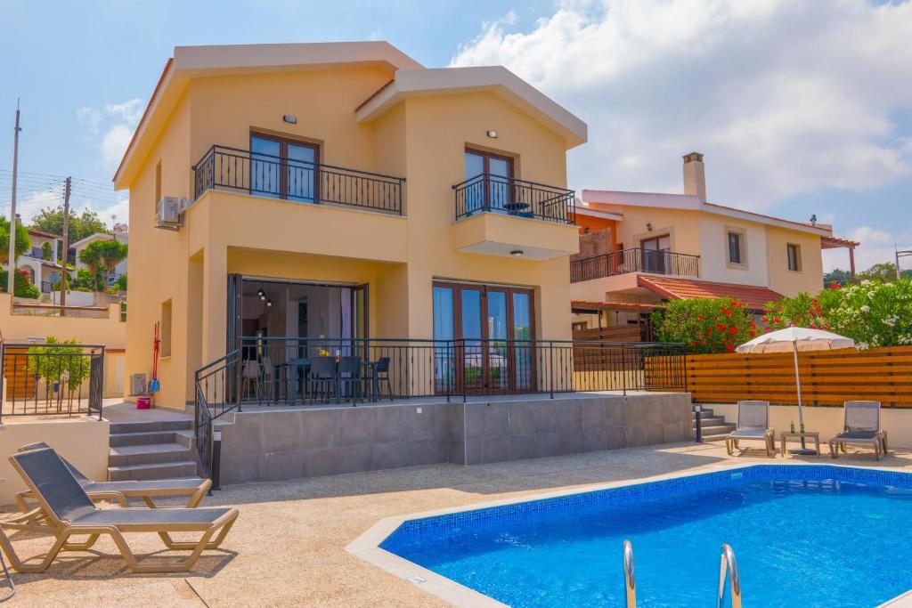 uma villa com uma piscina e uma casa em Villa Aeria em Lyso