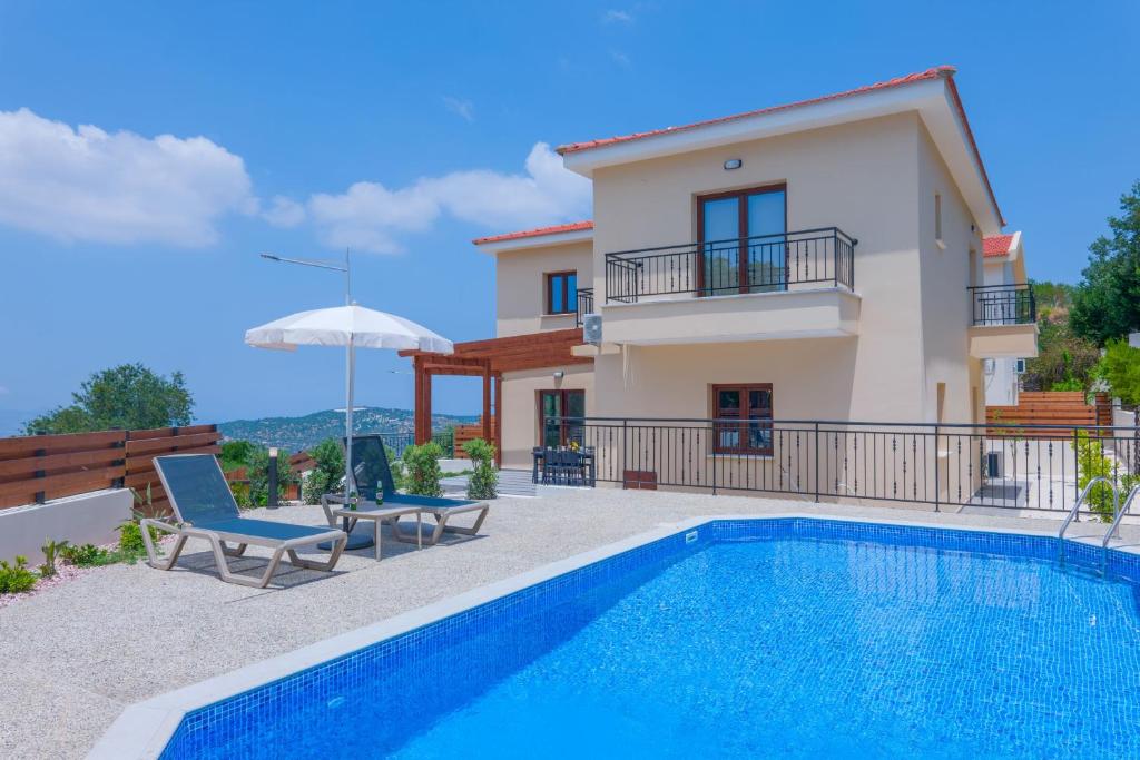 uma villa com uma piscina e uma casa em Villa Kerastis em Lyso