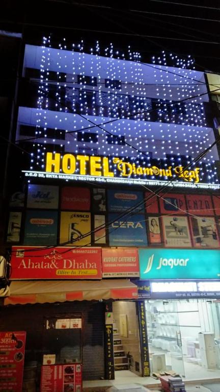 um edifício com uma placa de hotel e muitos livros em Hotel Diamond Leaf em Chandīgarh