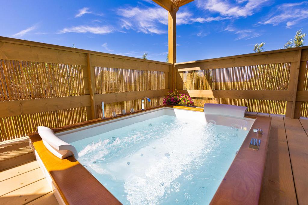 Bazén v ubytování Glamping Gli Etruschi nebo v jeho okolí