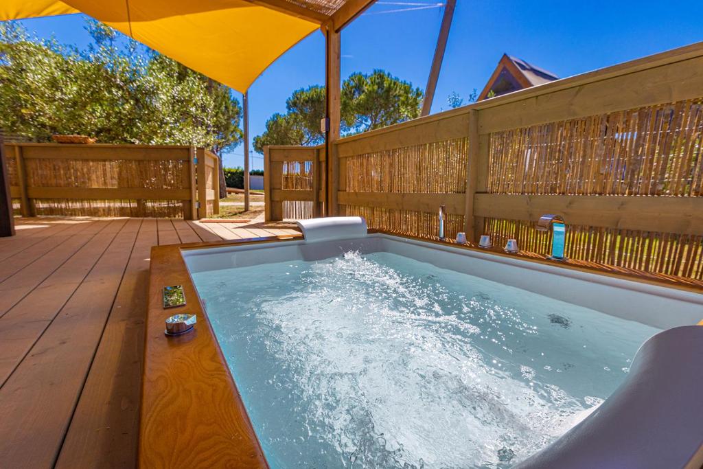 Bazén v ubytování Glamping Gli Etruschi nebo v jeho okolí