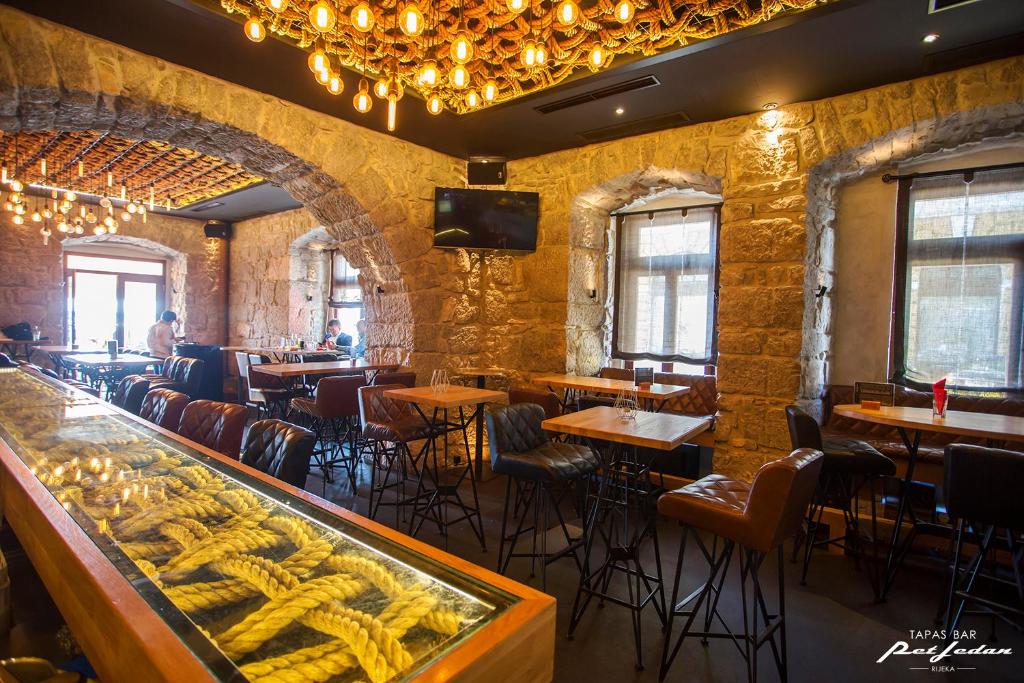 Reštaurácia alebo iné gastronomické zariadenie v ubytovaní Deluxe Apartments ''In the Center''