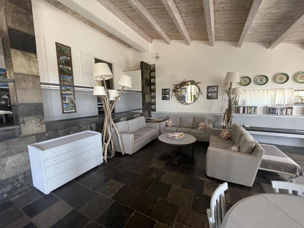 Posedenie v ubytovaní Villa La Cava del Val di Noto con piscina privata