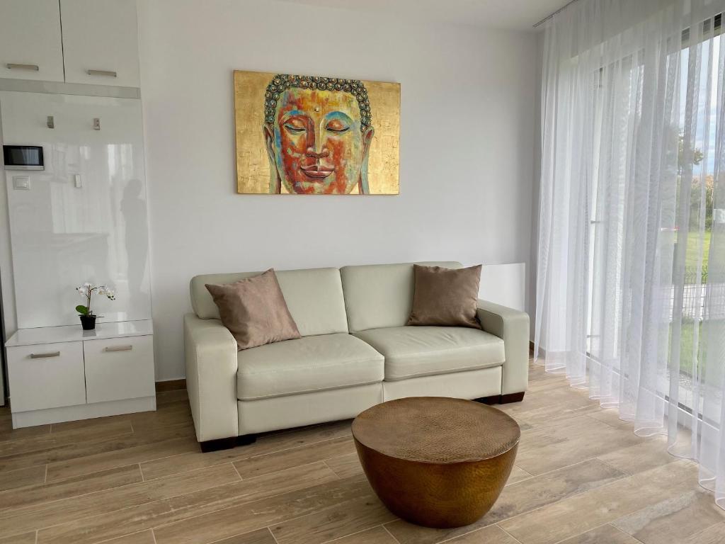 Posezení v ubytování ROYAL SUN - lakeside luxury studio flat at Balaton