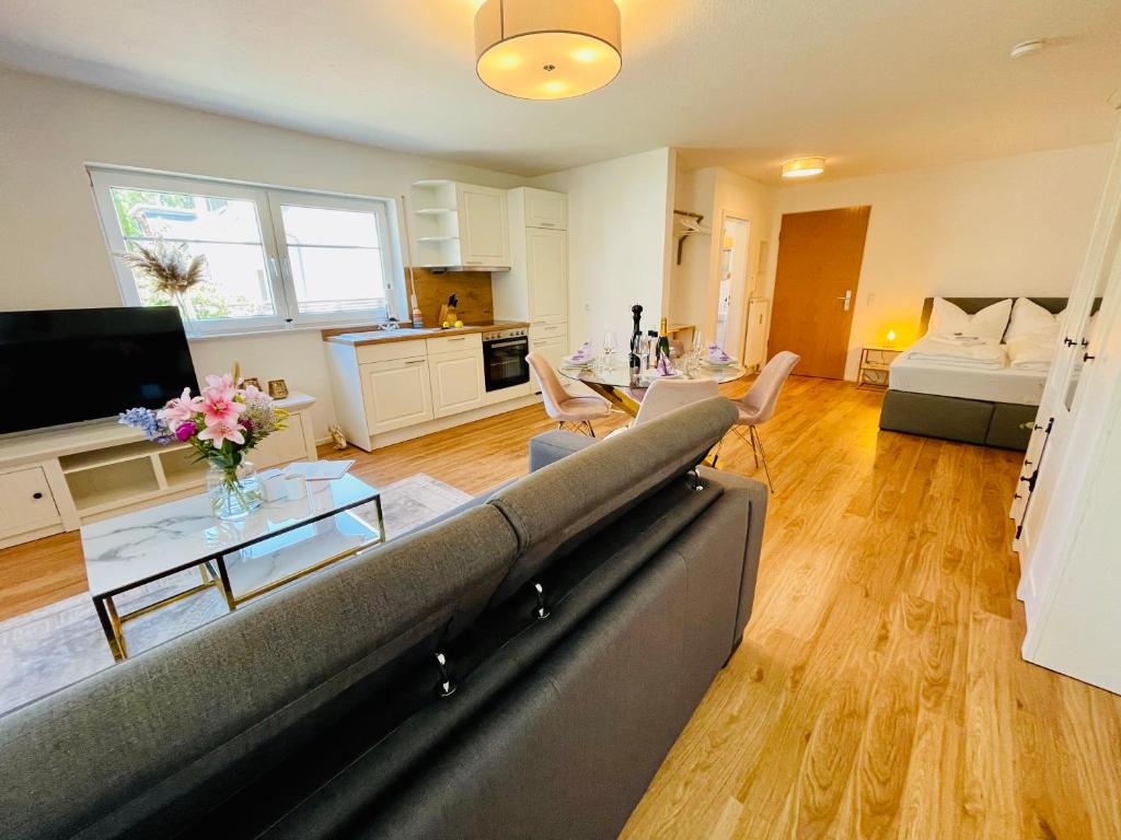 a living room with a couch and a table at Ferien-Apartment Silberweide - mit priv Strandzugang in Friedrichshafen