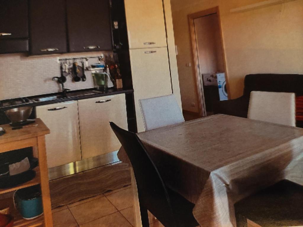 eine Küche mit einem Tisch und eine Küche mit einer Küche mit einem gmaxwell gmaxwell gmaxwell in der Unterkunft MI CASA ES TU CASA in San Paolo