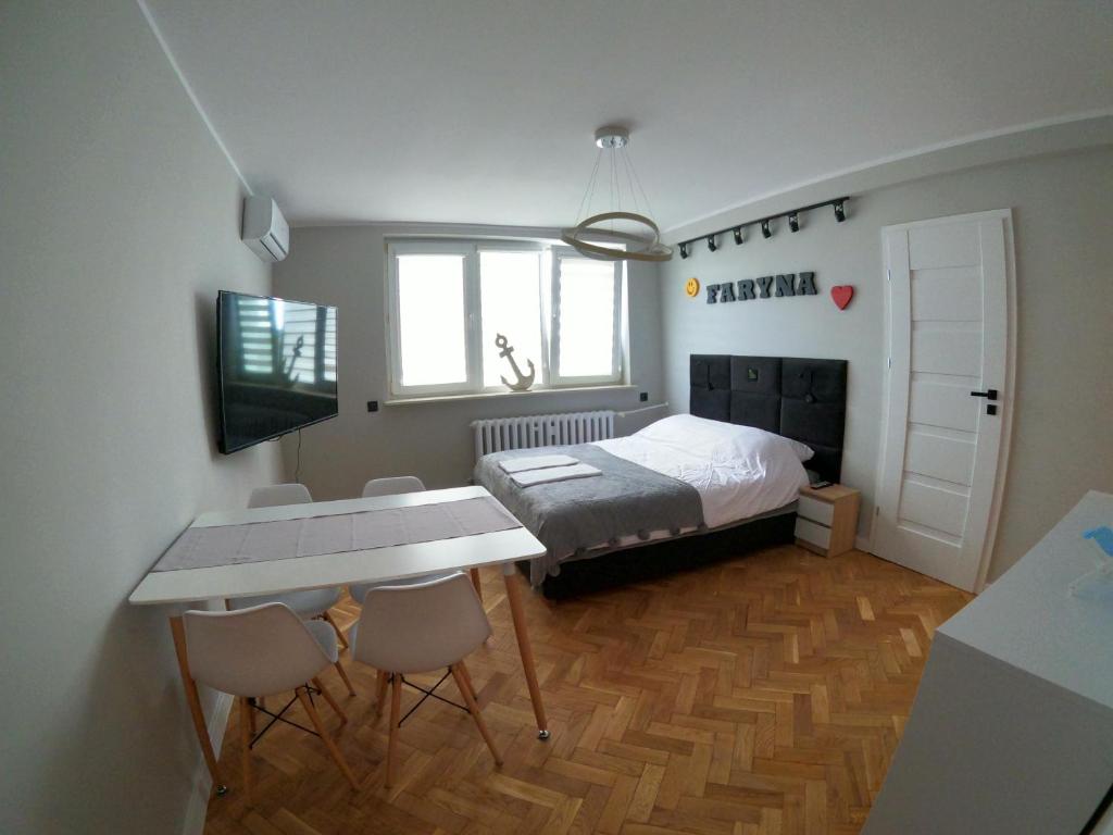 Ένα ή περισσότερα κρεβάτια σε δωμάτιο στο Faryna Apartament
