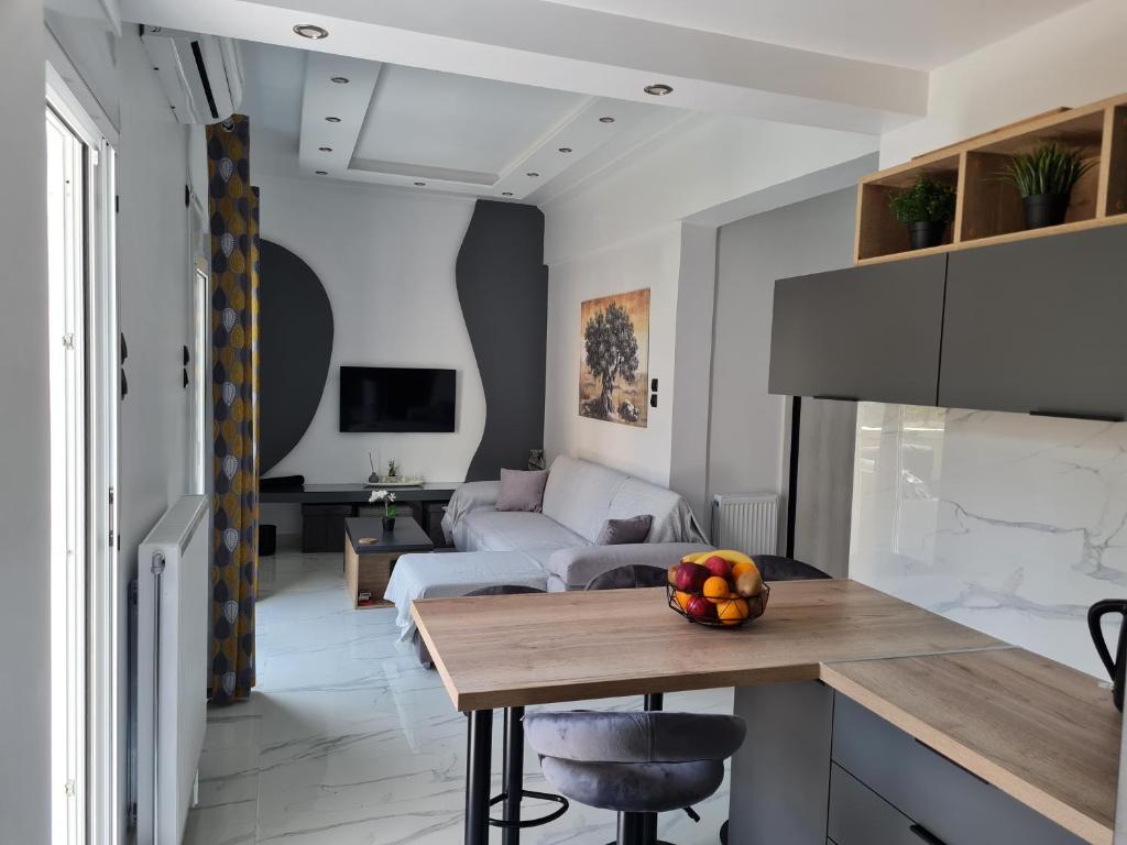 een keuken en een woonkamer met een tafel en een bank bij Jenny's Dream Home -Acropolis Lux 2 Bedroom Apt, with Hot Tub, free Netflix, fast Wifi in Athene