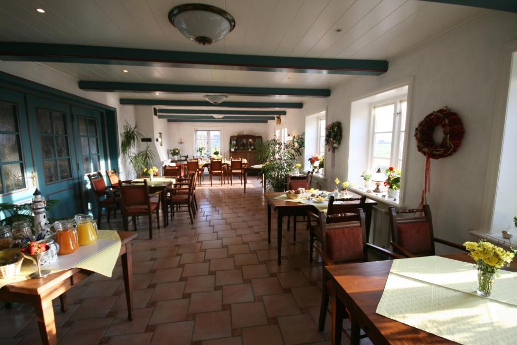 Restaurace v ubytování Schäferwagen Tiny House auf dem Friesenhof