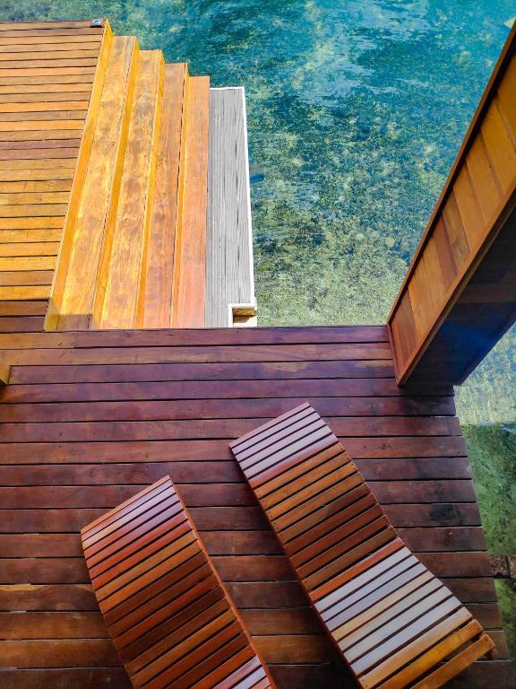 Bazén v ubytování Bahia Coral Lodge nebo v jeho okolí